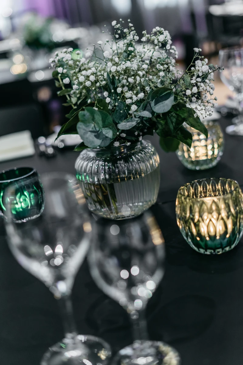 Elegante Tischdekoration mit Blumen und stilvollen Kerzenleuchtern.