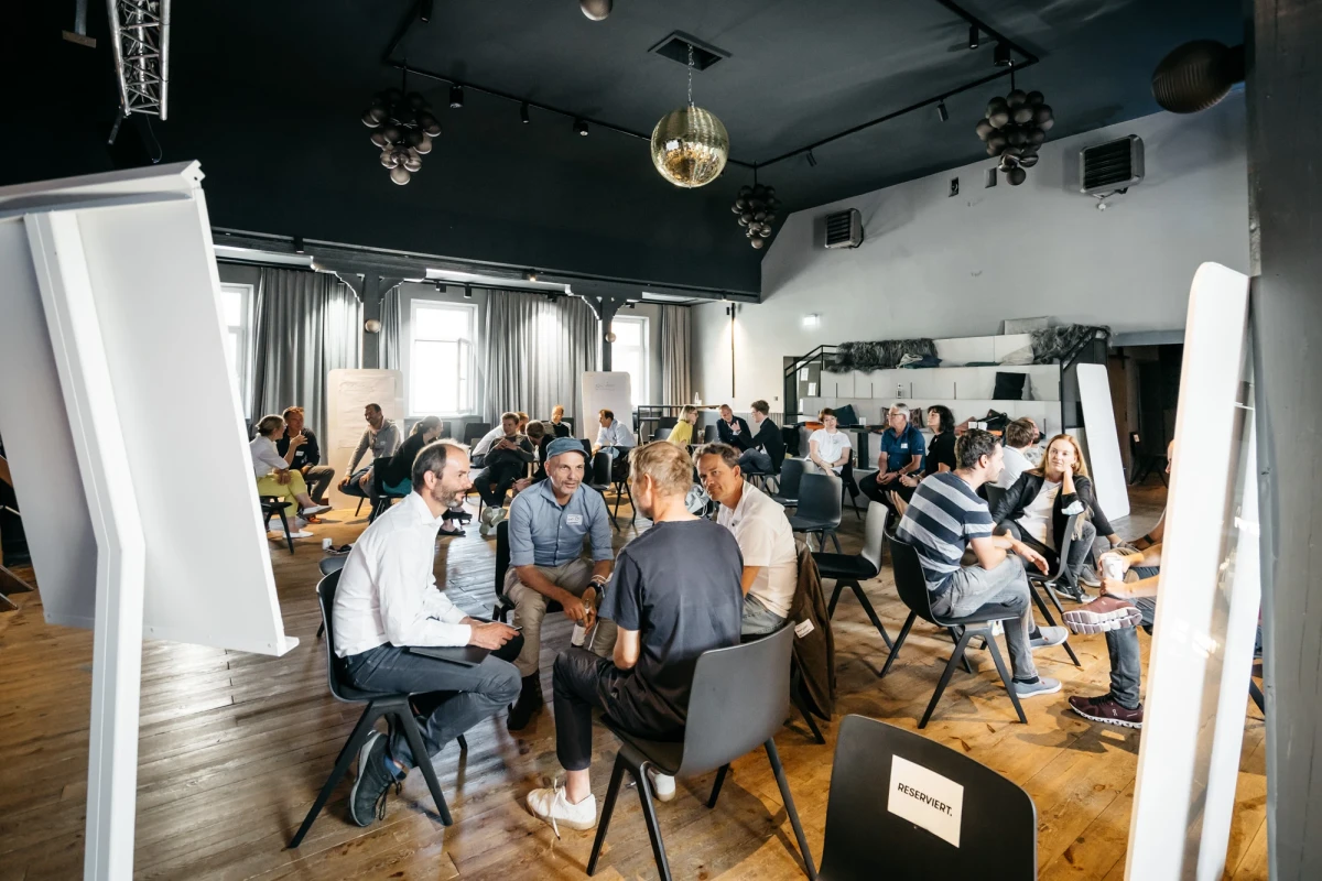 Menschen in Festsaal bei einem interaktiven Workshop.