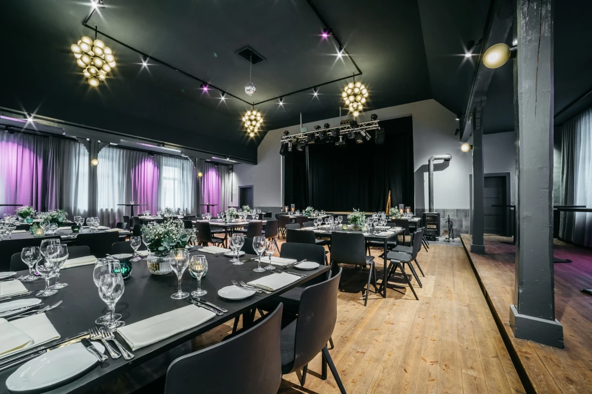 Eleganter Festsaal mit stilvoller Dekoration und Beleuchtung.
