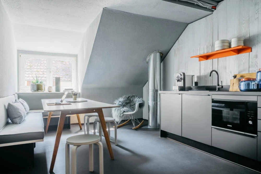 Moderne K&uuml;che mit Essbereich und nat&uuml;rlichem Licht im Schwarzer Adler.
