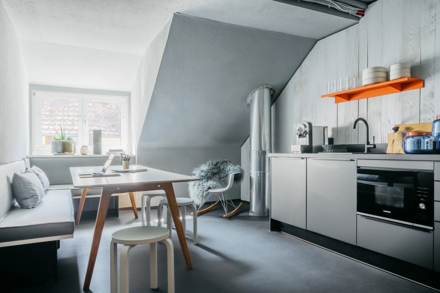 Moderne K&uuml;che mit Essbereich und nat&uuml;rlichem Licht im Schwarzer Adler.