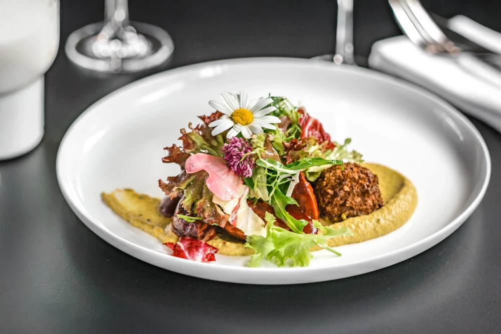 Buntes Salatgericht mit frischen Kr&auml;utern und essbaren Bl&uuml;ten.