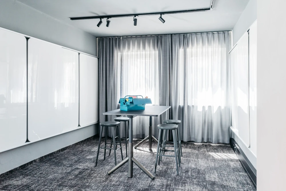Moderne Besprechungsraum mit Tisch, St&uuml;hlen und Tageslicht.